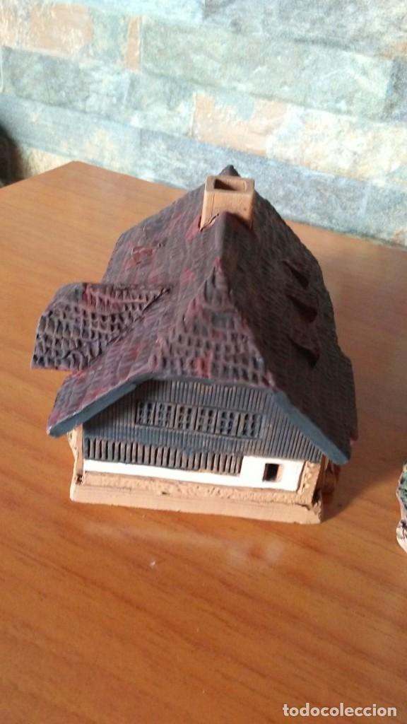 Coleccionismo: 7 CASITAS DE ARCILLA ESMALTADAS MIDEN&Eacute; - Foto 20