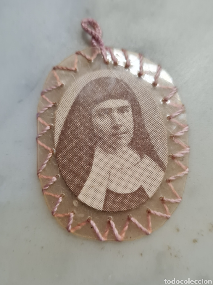 Collectionnisme: Relicario antiguo con trozo de tela