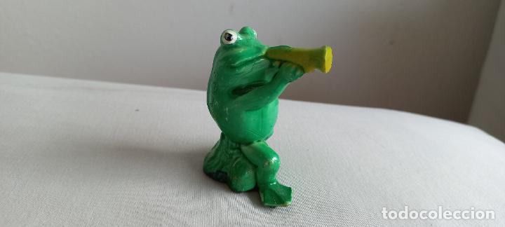 Coleccionismo: FIGURA RANA DE PLASTICO O RESINA. RANITA. MUSICO CON TROMPETA, TROMPETISTA. 1978. MARCA ENESCO