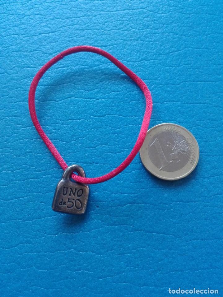Coleccionismo: PULSERA CON COLGANTE - UNO de 50 - Foto 1