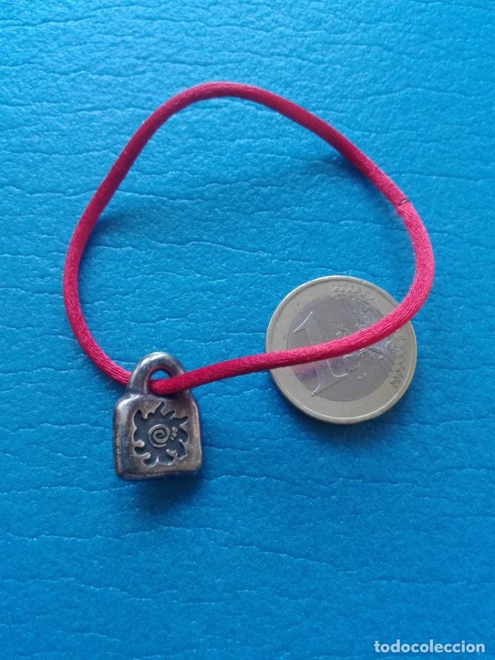 Coleccionismo: PULSERA CON COLGANTE - UNO de 50 - Foto 2