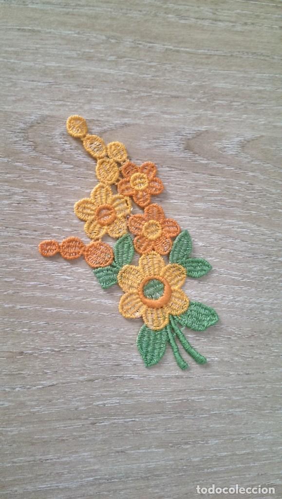 Sammeln: ANTIGUA APLICACI&Oacute;N DE TELA &laquo;FLORES&raquo;
