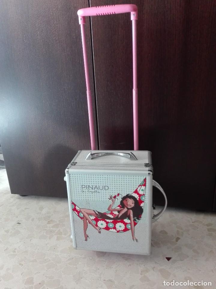 Coleccionismo: PEQUE&Ntilde;A MALETA INFANTIL CON TRANSPORTIN Y RUEDAS - PUBLICIDAD PINAUD - LES COQUETTES