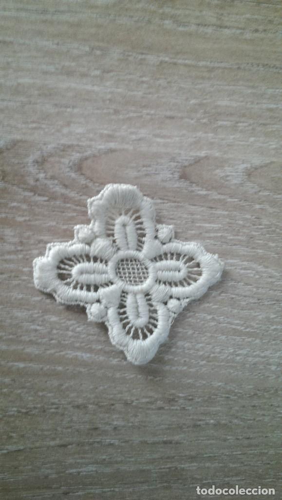 Coleccionismo: ANTIGUA APLICACI&Oacute;N FLOR BLANCA