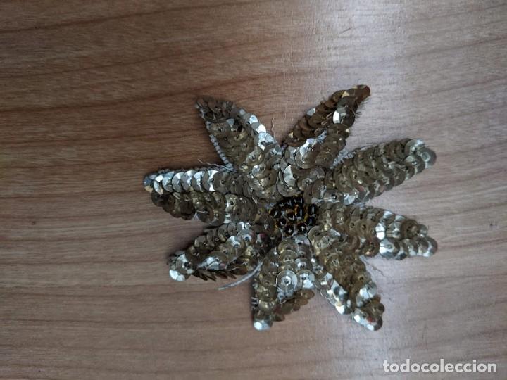 Sammeln: APLICACI&Oacute;N FLOR LENTEJUELAS DORADA