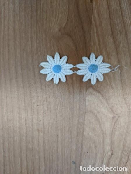 Sammeln: APLICACI&Oacute;N 2 FLORES BLANCAS BOTON AZUL