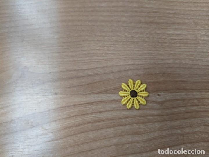 Collezionismo: APLICACI&Oacute;N FLORECITA AMARILLA BOTON MARRON