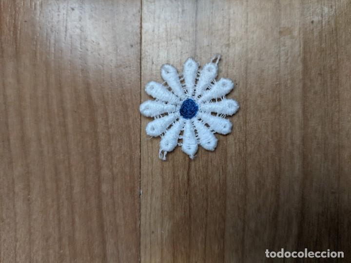 Coleccionismo: APLICACI&Oacute;N FLORECITA BLANCA BOTON AZUL
