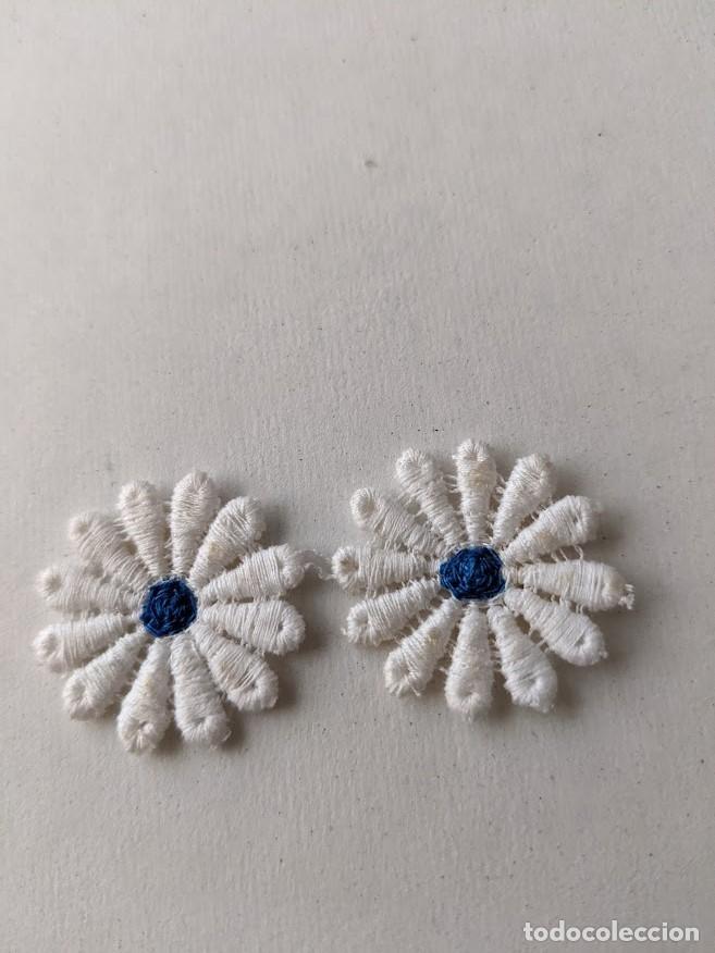 Sammeln: APLICACI&Oacute;N 2 FLORECITA BLANCAS BOTON AZUL