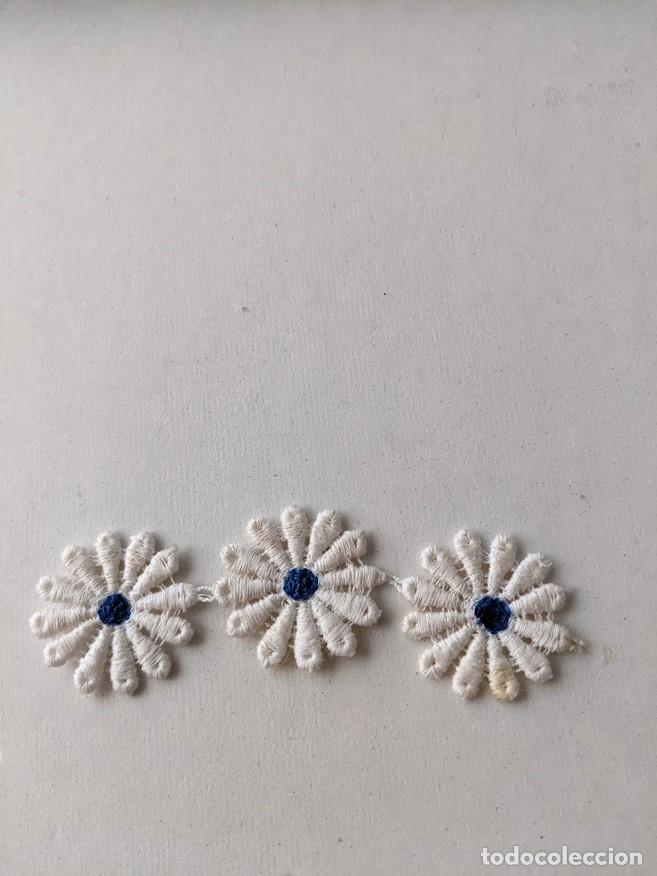 Sammeln: APLICACI&Oacute;N 3 FLORECITAS BLANCAS BOTON AZUL