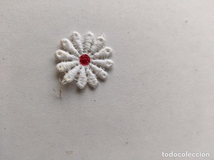 Colecionismo: APLICACI&Oacute;N FLORECITA BLANCA BOTON ROJO