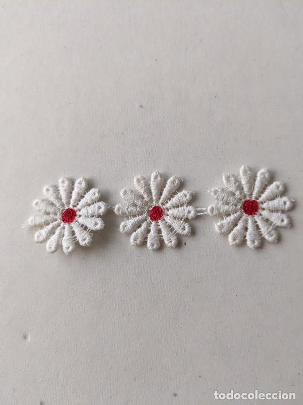 Sammeln: APLICACI&Oacute;N 3 FLORECITAS BLANCAS BOTON ROJO