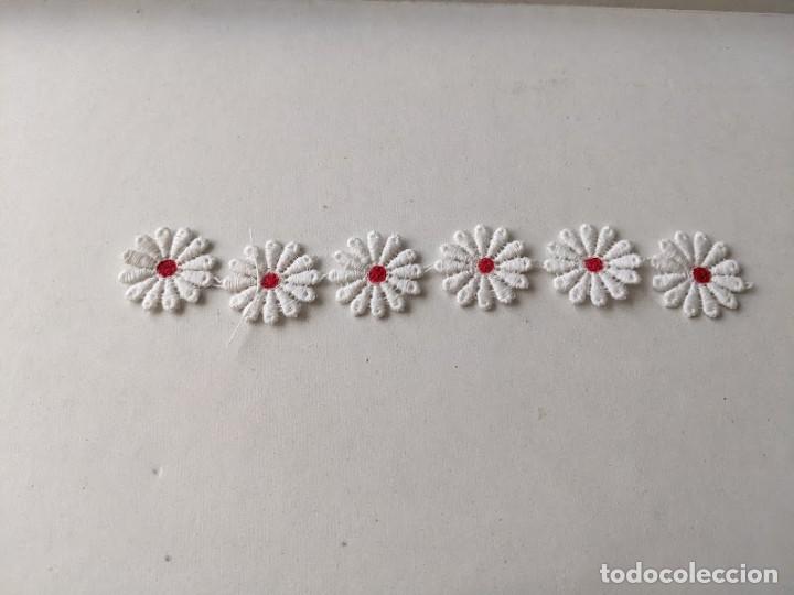 Collectionnisme: APLICACI&Oacute;N 6 FLORECITAS BLANCAS BOTON ROJO