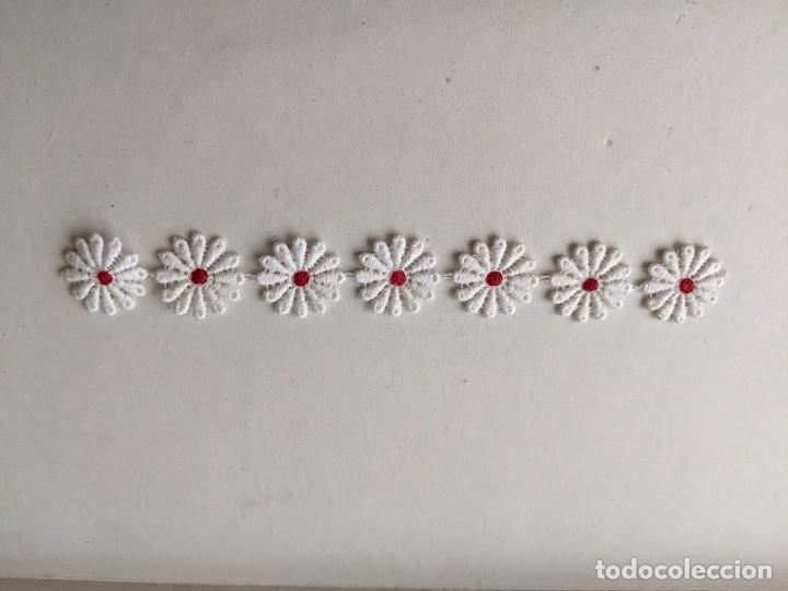 Colecionismo: APLICACI&Oacute;N 7 FLORECITAS BLANCAS BOTON ROJO