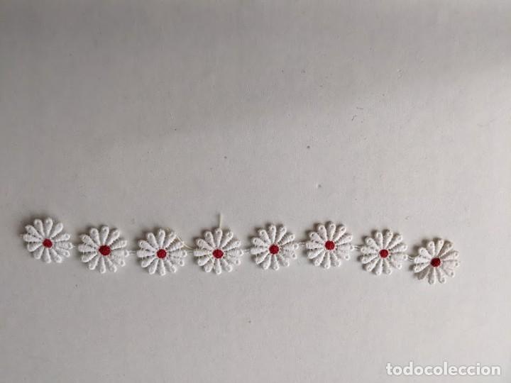 Coleccionismo: APLICACI&Oacute;N 8 FLORECITAS BLANCAS BOTON ROJO