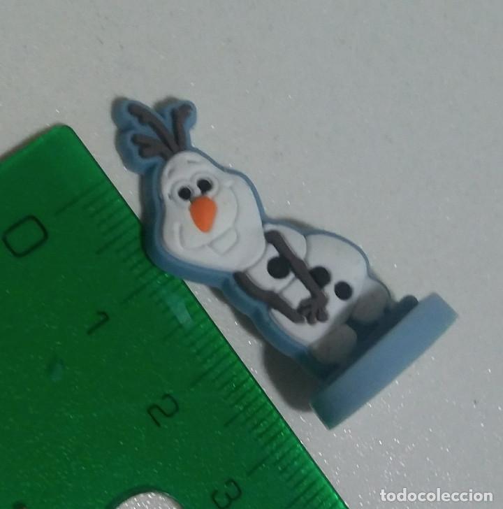 Coleccionismo: figura 2d disney peana frozen miniatura olaf de huevo sorpresa mu&ntilde;eco de nieve