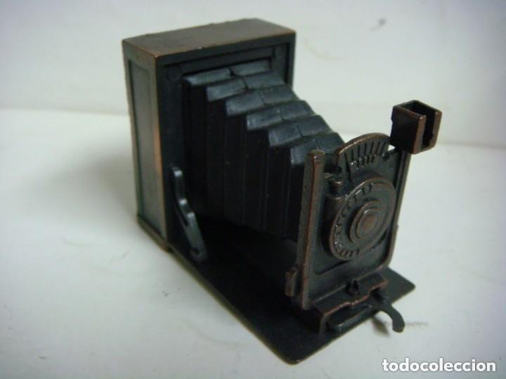 Coleccionismo: SACAPUNTAS CON FORMA DE MAQUINA DE FOTOS ANTIGUA-CAJ-B-N&ordm;-120