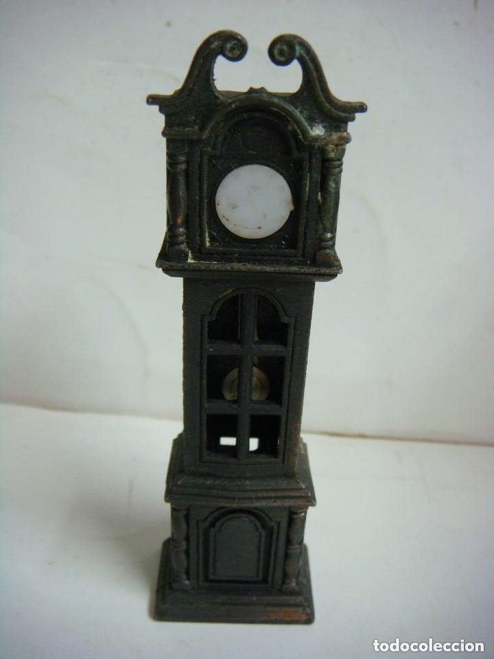 Coleccionismo: SACAPUNTAS CON FORMA DE RELOJ CON MUEBLE ANTIGUO-CAJ-B-N&ordm;-120