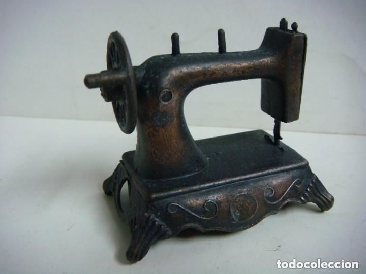 Coleccionismo: SACAPUNTAS DE FIGURA DE UNA MAQUINA DE COSER-CAJ-B-N&ordm;-120