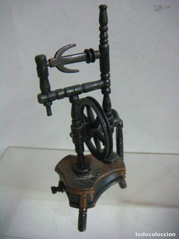 Coleccionismo: SACAPUNTAS FIGURA DE UNA MAQUINA ANTIGUA DE TEJER -CAJ-B-N&ordm;-120