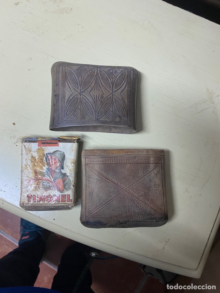 Colecionismo: Antigua pitillera labrada con paquete de tabaco timonel