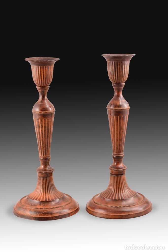 Coleccionismo: Pareja de candeleros en bronce patinado.