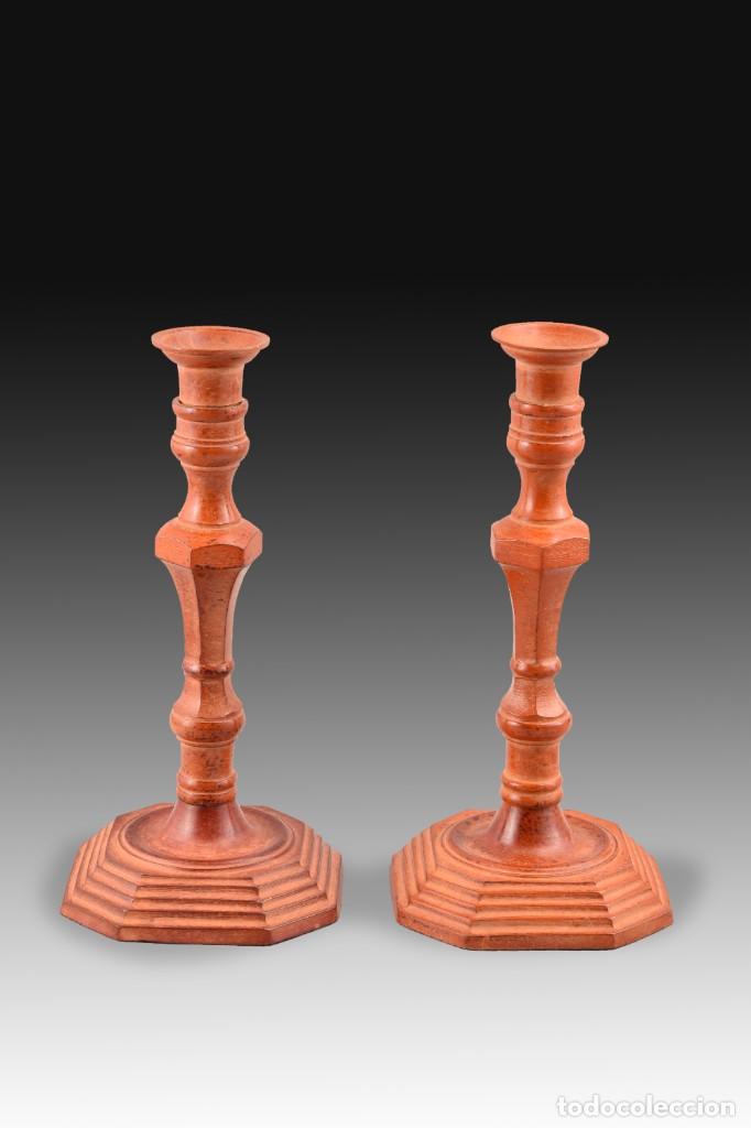 Coleccionismo: Pareja de candeleros en bronce patinado.