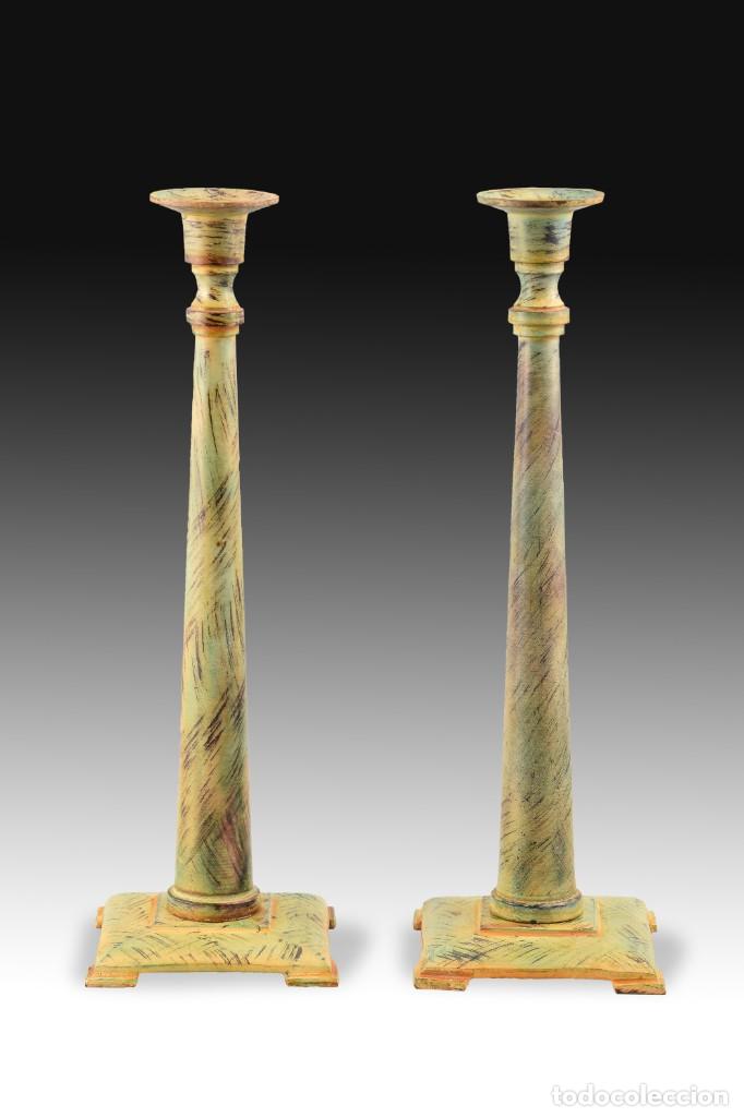 Coleccionismo: Pareja de candeleros en bronce patinado.