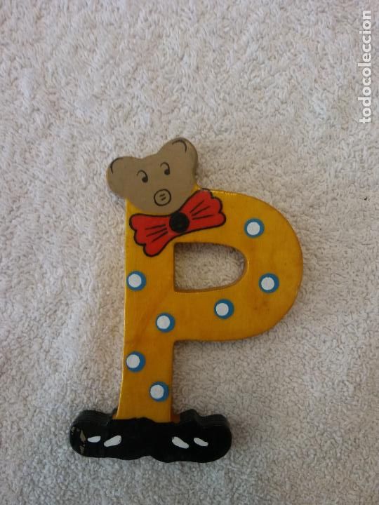 Collectionnisme: BONITA LETRA P. EN MADERA. COLOR AMARILLO. MEDIDAS 10*6 CM.