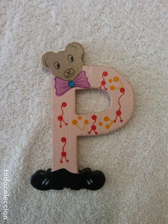 Collectionnisme: BONITA LETRA P. EN MADERA. COLOR ROSA. MEDIDAS 10*6 CM.