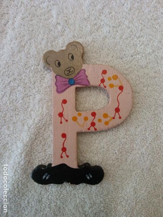 Collectionnisme: BONITA LETRA P. EN MADERA. COLOR ROSA. MEDIDAS 10*6 CM.
