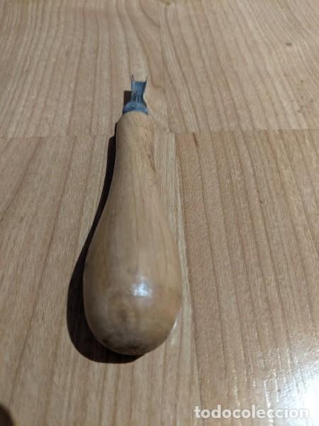Coleccionismo: INSTRUMENTO ANTIGUO CON MANGO MADERA