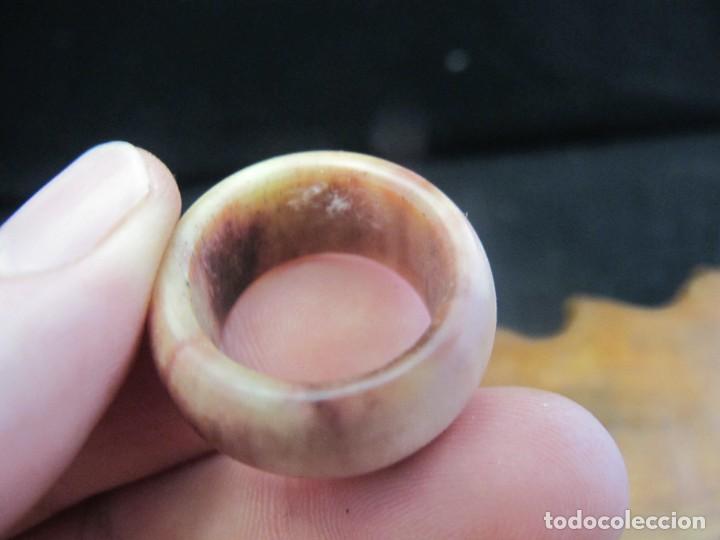 Coleccionismo: Anillo de hueso te&ntilde;ido - Foto 1
