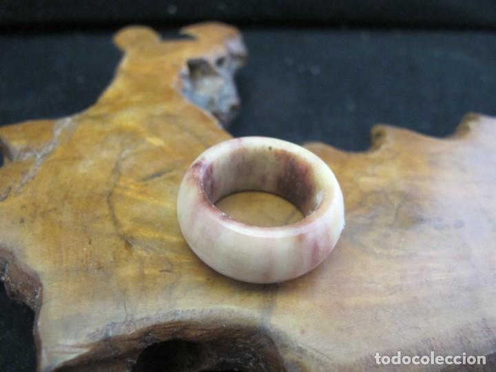 Coleccionismo: Anillo de hueso te&ntilde;ido - Foto 2