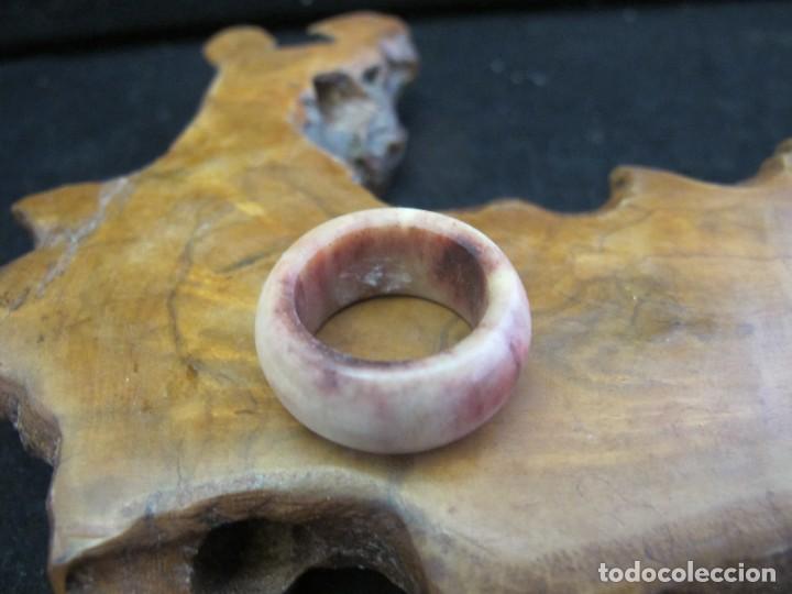 Coleccionismo: Anillo de hueso te&ntilde;ido - Foto 3