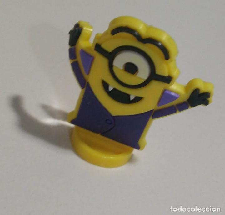 Coleccionismo: minion con ventosa 2d mu&ntilde;eco figura de huevo sorpresa miniatura dracula vampiro