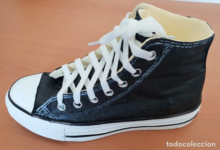 Coleccionismo: Zapatilla tipo Converse - Endurecida con resina. - Foto 1