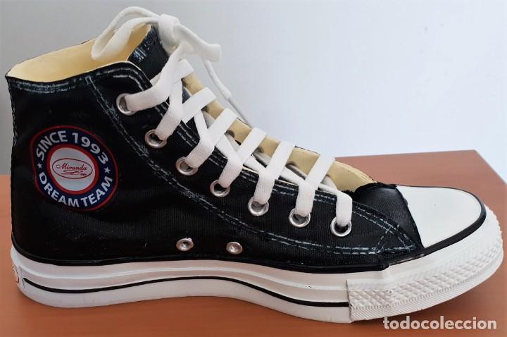 Coleccionismo: Zapatilla tipo Converse - Endurecida con resina. - Foto 2