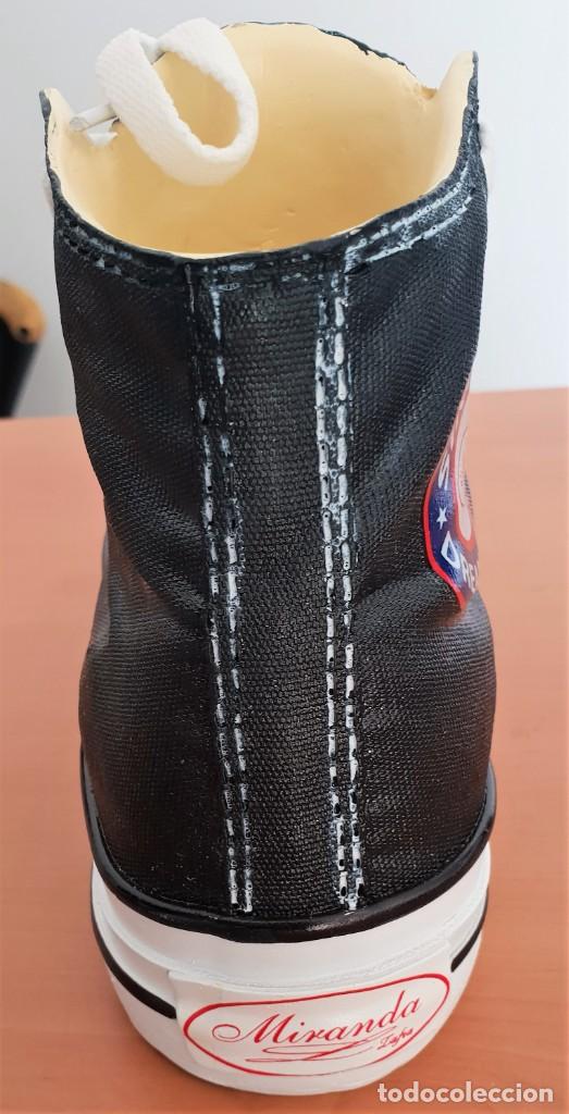 Coleccionismo: Zapatilla tipo Converse - Endurecida con resina. - Foto 3