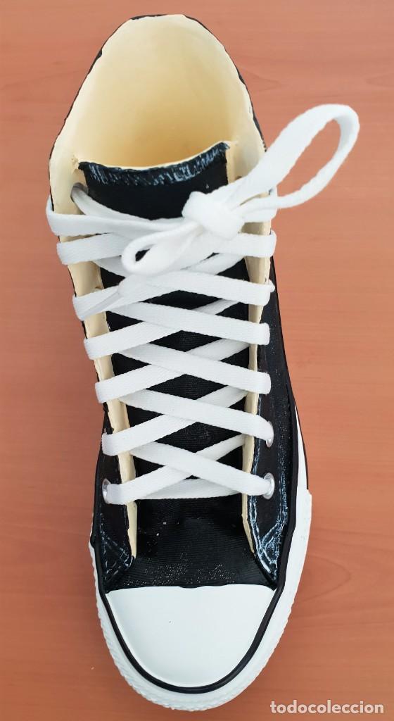 Coleccionismo: Zapatilla tipo Converse - Endurecida con resina. - Foto 4
