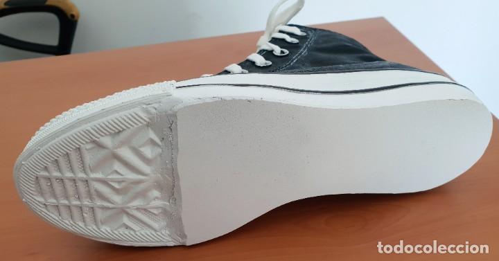 Coleccionismo: Zapatilla tipo Converse - Endurecida con resina. - Foto 5