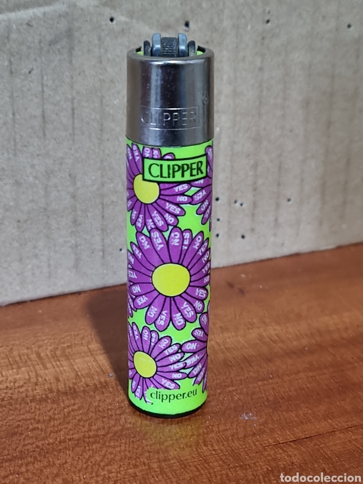 Coleccionismo: MECHERO CLIPPER DAISIES 7 3/4 - Foto 1