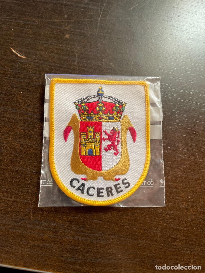Coleccionismo: Parche escudo de C&aacute;ceres - Foto 1