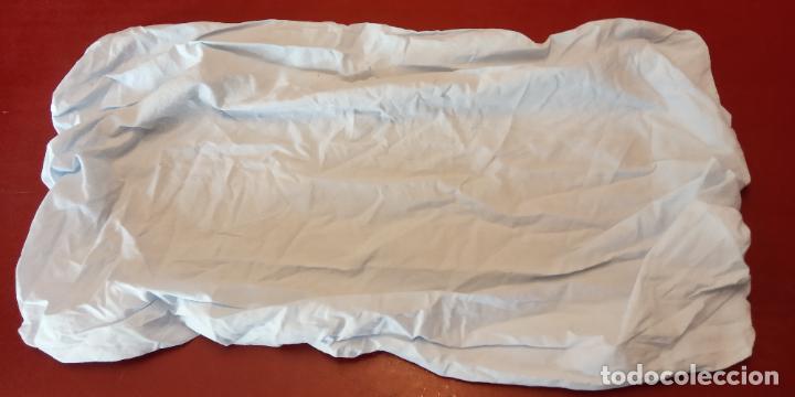 Coleccionismo: SABANA PARA BEBE. COLOR AZUL. TALLA 67*40 CM.