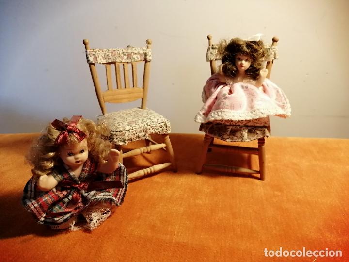 Coleccionismo: Lote 2 sillas miniatura y 2 mu&ntilde;ecas - Foto 1