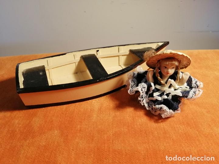 Coleccionismo: Lote barca miniatura y mu&ntilde;eca - Foto 1