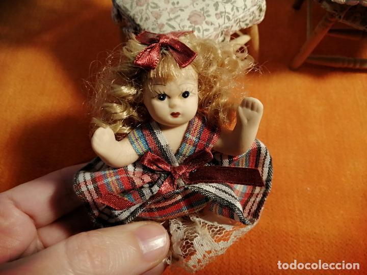 Coleccionismo: Lote 2 sillas miniatura y 2 mu&ntilde;ecas - Foto 2