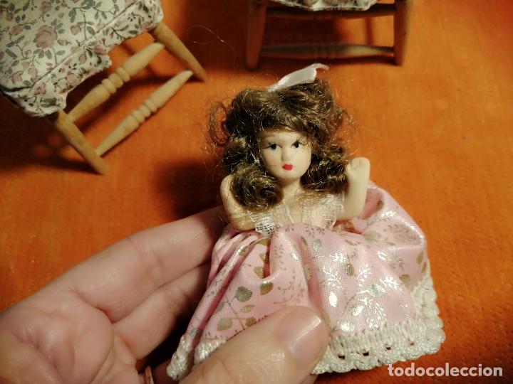 Coleccionismo: Lote 2 sillas miniatura y 2 mu&ntilde;ecas - Foto 3