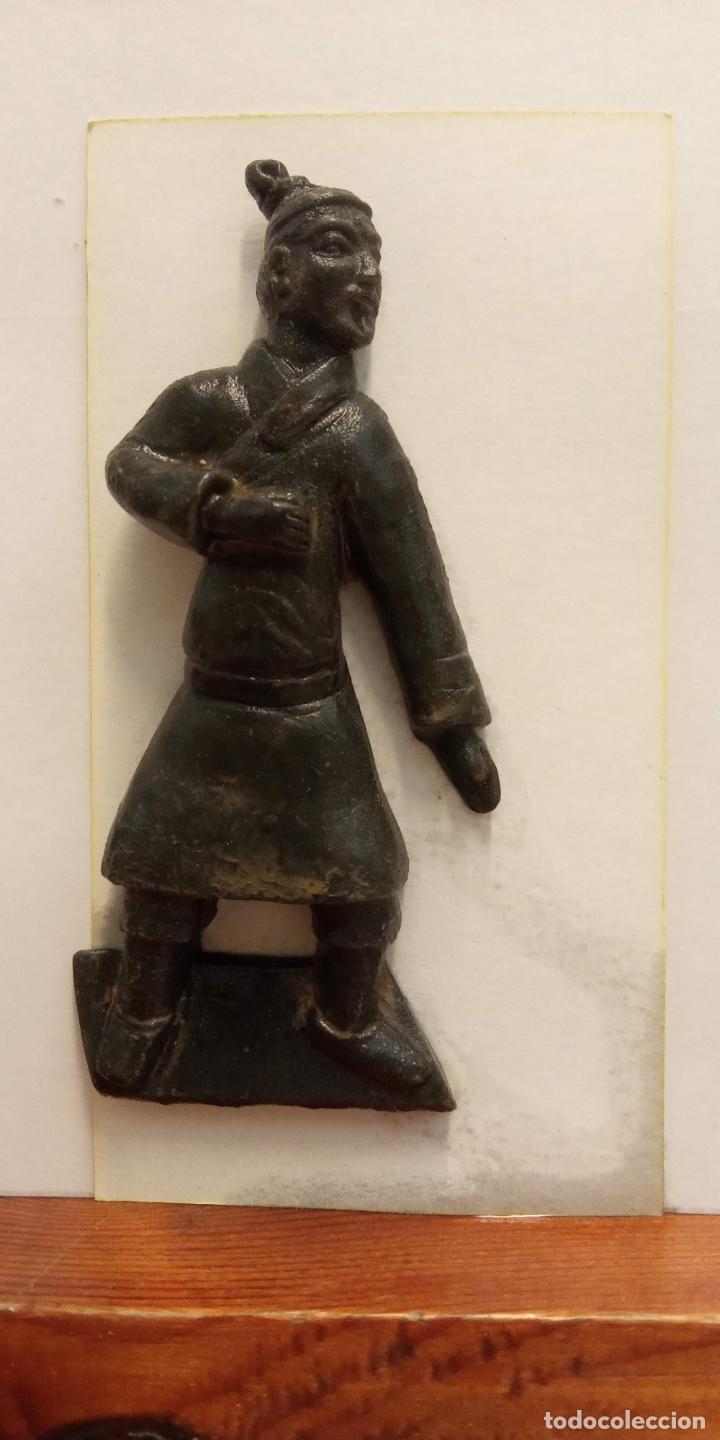 Coleccionismo: PR&Aacute;CTICO IM&Aacute;N GUERREROS DE XIAN EN TERRACOTA. MEDIDAS 7*2.5 CM.