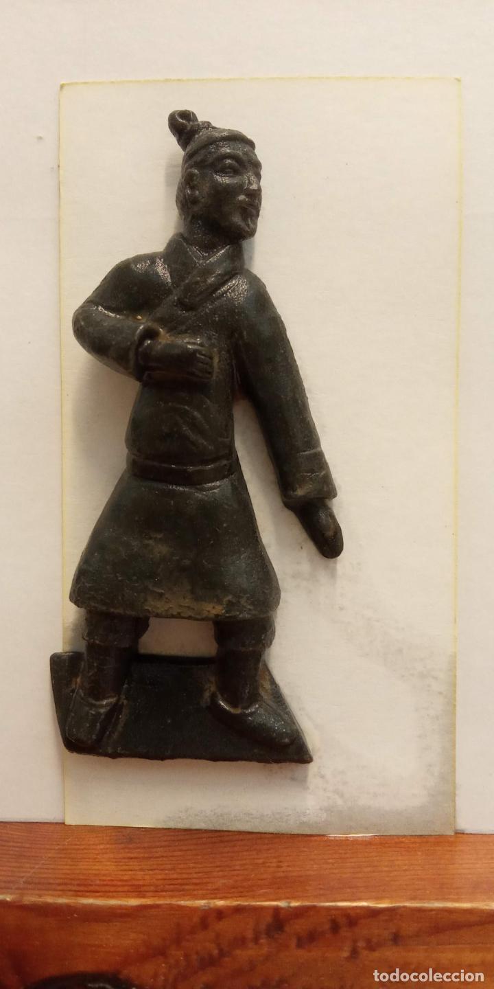 Coleccionismo: PR&Aacute;CTICO IM&Aacute;N GUERREROS DE XIAN EN TERRACOTA. MEDIDAS 7*2.5 CM.